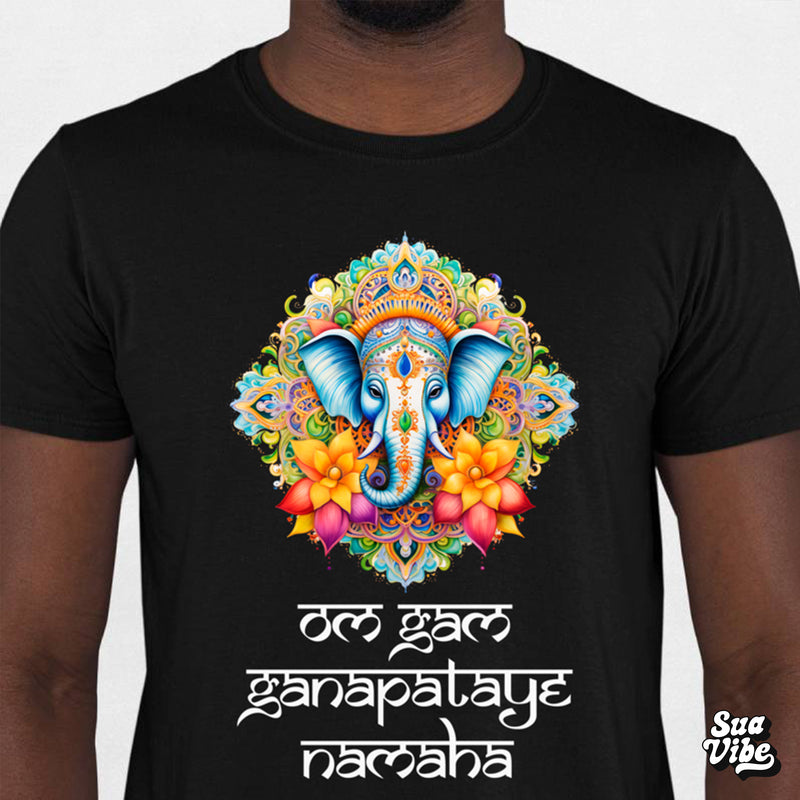 camiseta mantra ganesha o mantra da prosperidade sua vibe preta mockup masculino